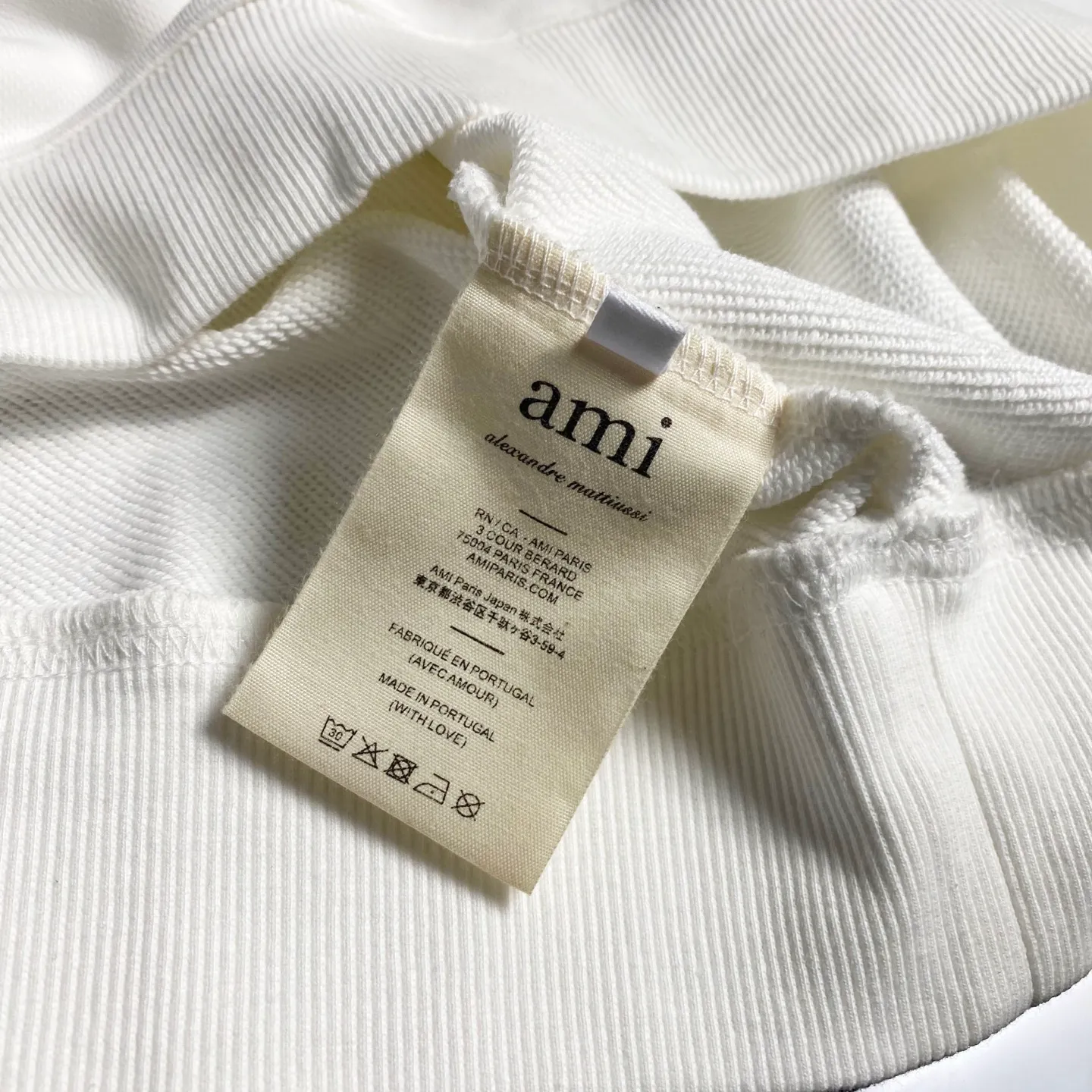 AMI/Love Embroidery-Pure cotton round neck heavy sweater, simple and exquisite logo love letter embroidery🪡LOGO logo 2026New Arrival-Original development/100% cotton Fashion Versatile-Light luxury trend Three standards complete-Premium Quality Size: S-XL Color: Black.White.Green.Apricot.